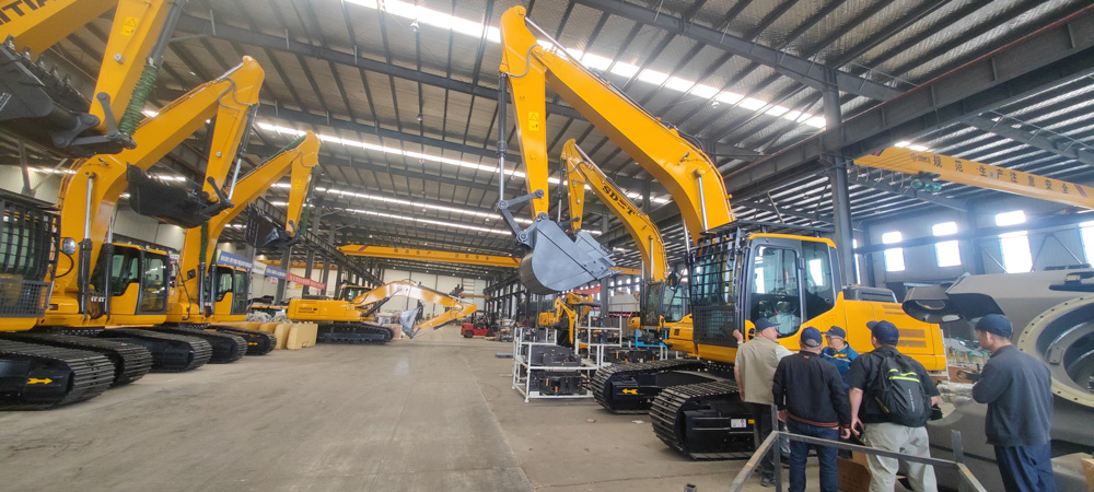 Algerian Customers Visit Chinese Excavator & Bulldozer Factory, Secure Orders for SD32 Bulldozer and SH380 Excavator