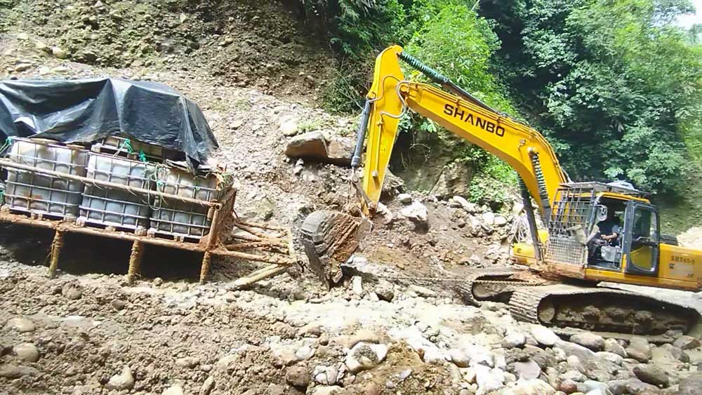 SH240-8 Crawler Excavator Navigates Amazon Rainforest Muddy Terrain to Transport Goods for South American Customers