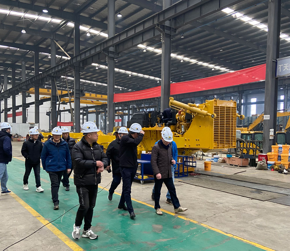 Chinese Clients Visit Bulldozer Factory & Production Workshop, Consult and Purchase SD22 Standard Edition Bulldozers with Rippers